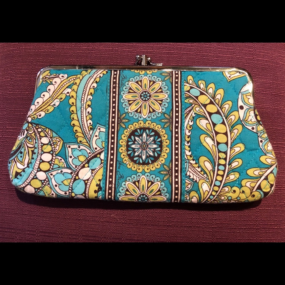 Vera Bradley KISS lock clutch very nice!